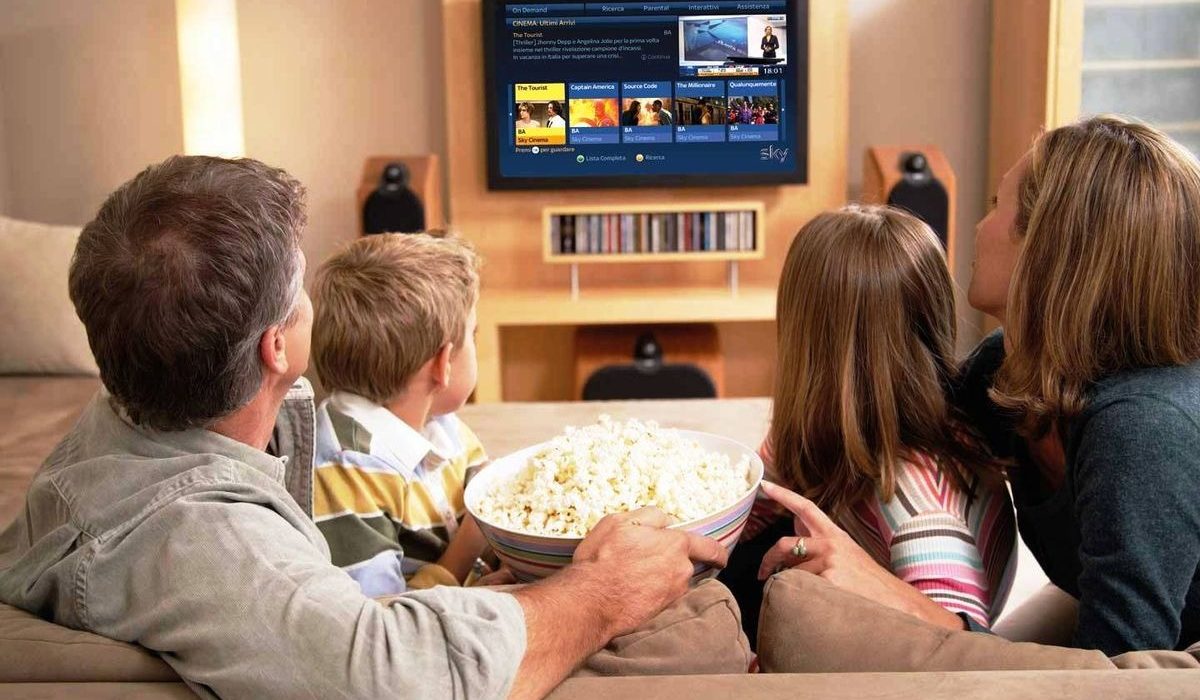 nonton bareng saat menginap di villa jogja